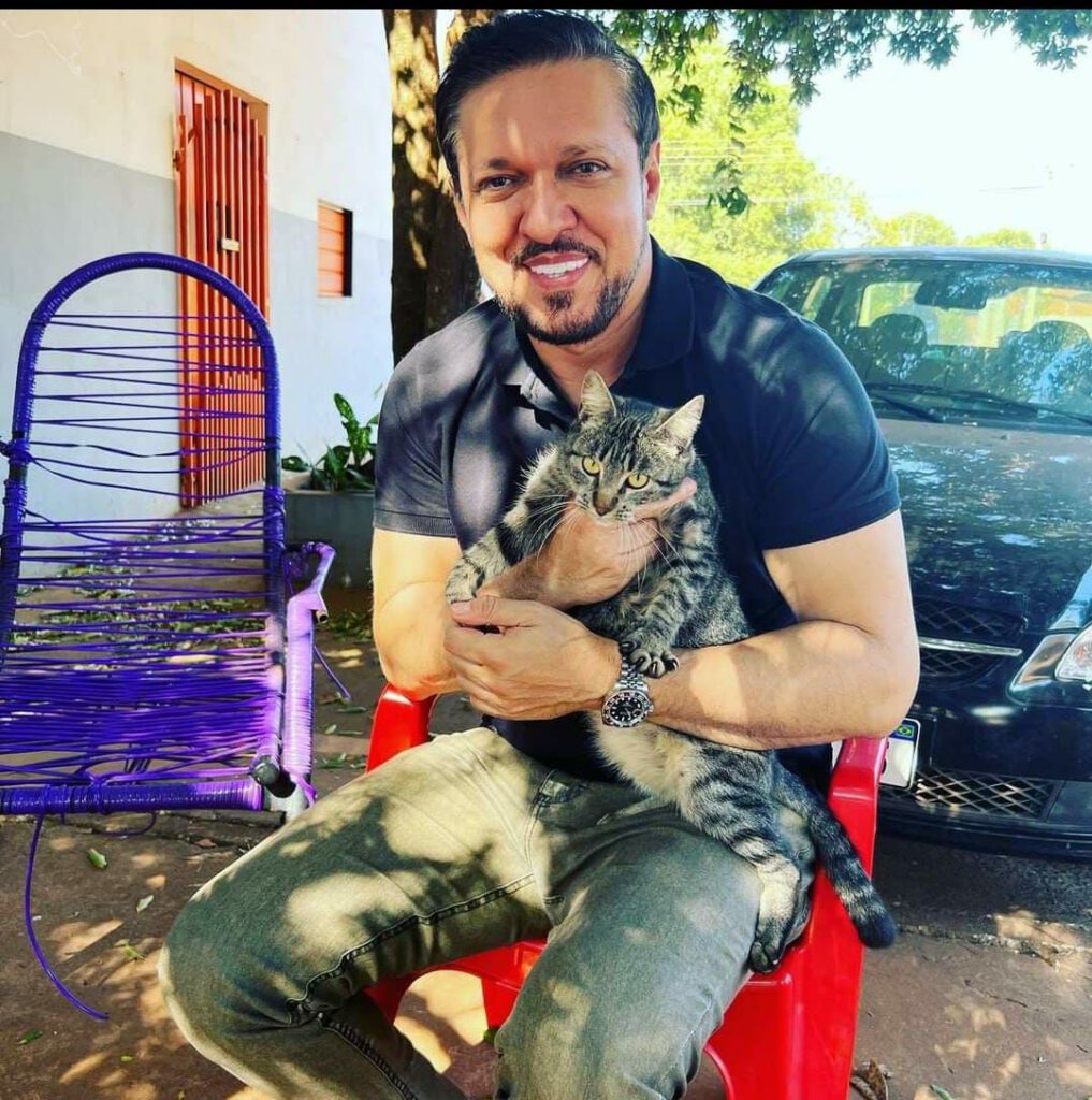De autoria do deputado Lucas de Lima, lei determina que pets shops e clínicas deverão divulgar cartazes de denúncia contra maus-tratos De autoria do deputado Lucas de Lima, lei determina que pets shops e clínicas deverão divulgar cartazes de denúncia contra maus-tratos