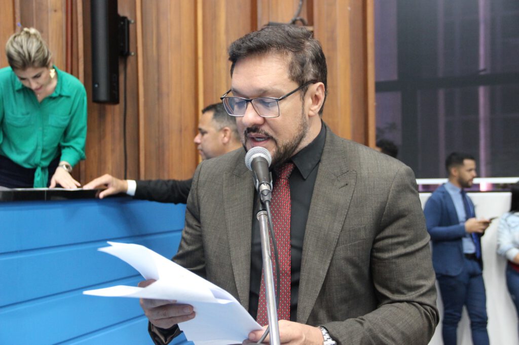 Projeto do deputado Lucas de Lima prevê proibição de pessoa condenada por crime de maus-tratos contra animais de ocupar cargo público Projeto do deputado Lucas de Lima prevê proibição de pessoa condenada por crime de maus-tratos contra animais de ocupar cargo público